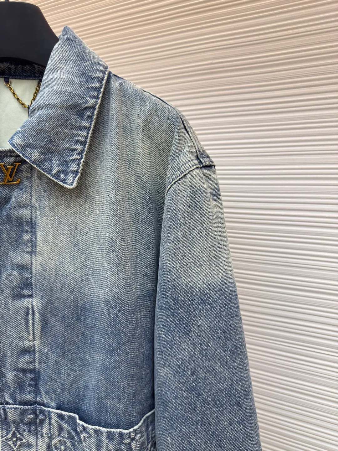 LOUIS VUITTON embossed denim jacket ●Authentic product: purchased and developed by 18289 ●Item number: 1680244-C20 ●Fabric: washed denim ●Technology: distressed washed ●Version: fitted version ●Weight: about 1420g ●Size: 46-48-50-52 ●Description: The current season’s sharp corner pockets are designed with zippered trouser legs to create a loose fit. The hammer fixing ring presents an LV shape, with a special leather tag. The loose fit is the same for men and women.